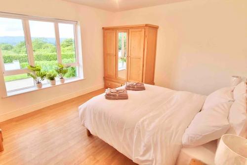 Postel nebo postele na pokoji v ubytování Hollymount House Carndonagh