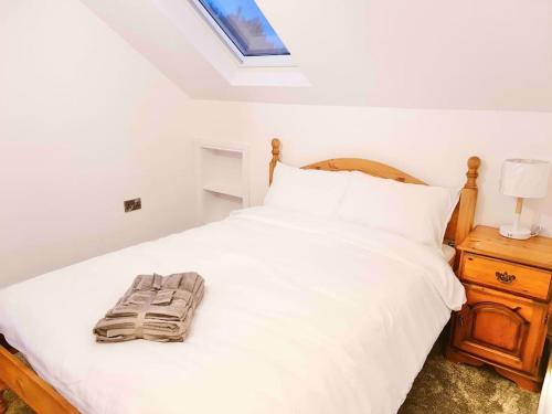 Una cama o camas en una habitación de Hollymount House Carndonagh