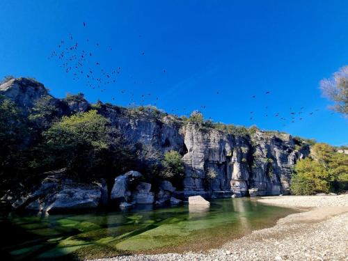 Photo de la galerie de l'établissement Mobil Home arboré proche rivière, à Labeaume