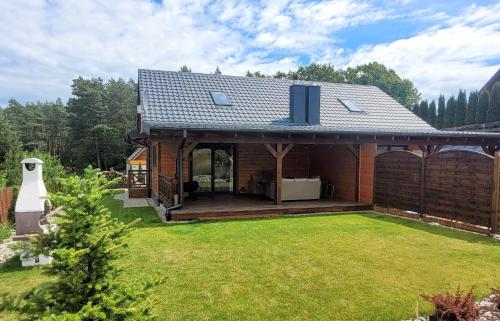 a house with a large backyard with a yard at Dom Całoroczny Pola w Sierakowie in Sieraków
