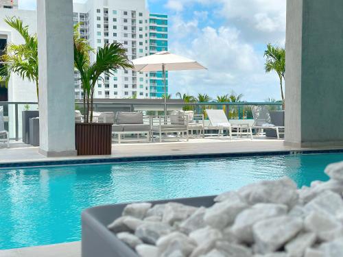 La alberca dentro o cerca de Skyline - Rooftop Pools, Spa, Walk to Downtown & Brickell