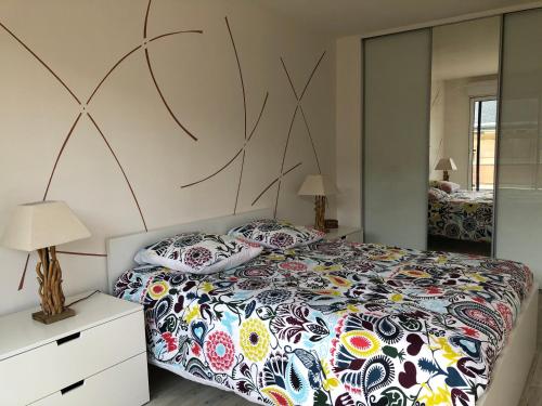 une chambre avec un lit et un miroir dans l'établissement Hyper centre très lumineux, à Orléans