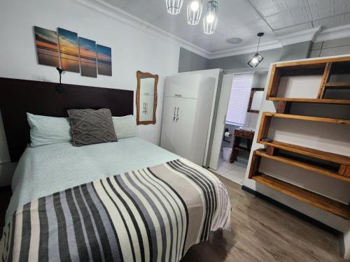 Un dormitorio con una cama grande y un armario. en Beauty Max, en Hermanus