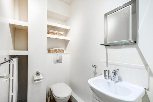 une salle de bain blanche avec un lavabo et des toilettes dans l'établissement Résidence Les Armaillis - Appartement de charme 3 pièces 7 personnes à Tignes proche des commerces, du bowling, de la piscine et des pistes dans le quart MAE-2175, à Tignes