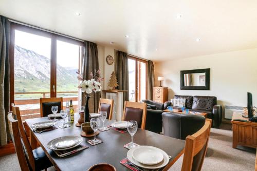 une salle à manger avec une table et un canapé dans l'établissement Résidence Les Armaillis - Appartement de charme 3 pièces 7 personnes à Tignes proche des commerces, du bowling, de la piscine et des pistes dans le quart MAE-2175, à Tignes