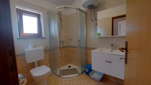 Et badeværelse på Apartment Tea, quiet apartment in the city center