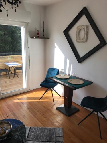 d'un salon avec une table et des chaises ainsi que d'une terrasse. dans l'établissement Sangatte Guest House - Studio Terrace - Seafront, à Sangatte