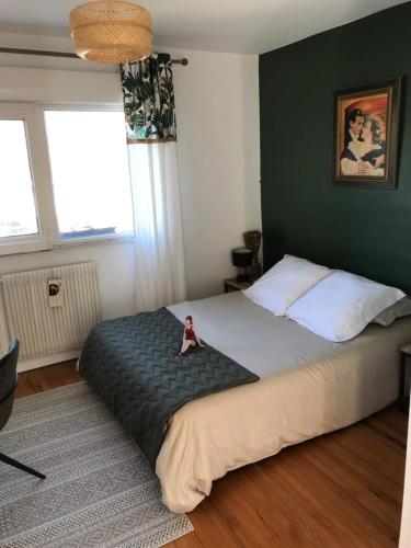 - une chambre dotée d'un lit avec une poupée dans l'établissement Sangatte Guest House - Studio Terrace - Seafront, à Sangatte