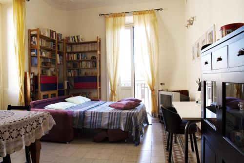 ローマにあるAlice's Placeのベッドルーム1室(ベッド1台、テーブル、窓付)