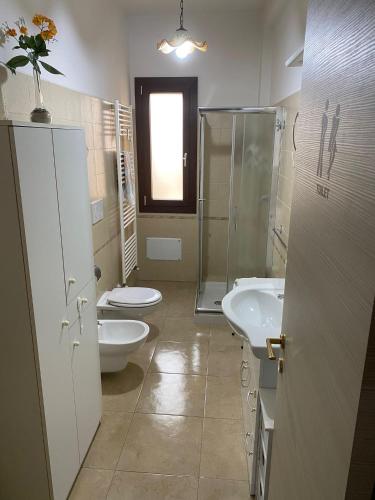 a bathroom with two sinks and a shower and two toilets at Casa Sa&Se in San Giorgio Ionico