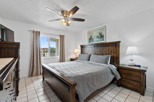 Un dormitorio con una cama y un ventilador de techo. en St. Augustine Ocean Racquet Club Unit 3303, en St. Augustine