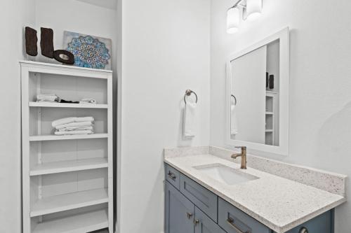 un baño con lavabo y espejo en Fountain View at Kara Lake Townhomes, en Santa Rosa Beach