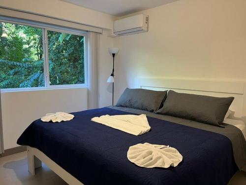 une chambre avec un lit avec deux serviettes dessus dans l'établissement Punta Esmeralda, Puntarenas Great Apartment, à Quebrada Ganado