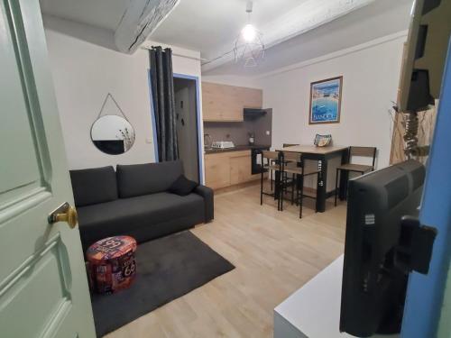 un salon avec un canapé et une table dans l'établissement Location de vacances, à Bandol
