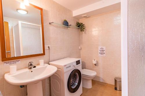 ein Badezimmer mit Waschmaschine und Waschbecken in der Unterkunft RentitSpain Finca Ecológica Almahen en Salobreña in Salobreña