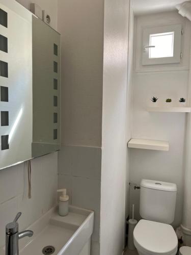 une salle de bain blanche avec des toilettes et un lavabo dans l'établissement Confort près de Paris 16e Eiffel Tower, JO2024, à Saint-Cloud