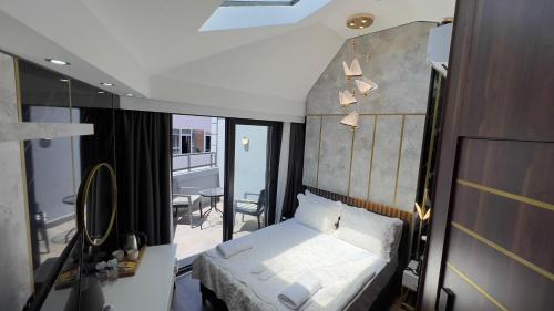 イスタンブールにあるMadrigal Boutıque Hotelの小さなベッドルーム(ベッド1台、バルコニー付)