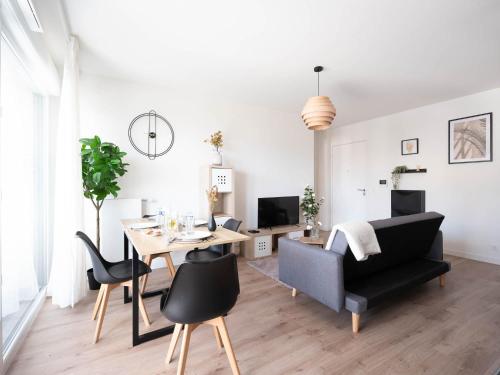 un salon avec une table et une salle à manger dans l'établissement L'Elégance Parisien, à Saint-Ouen