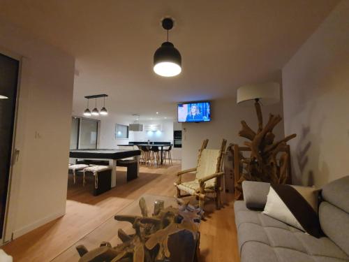 - un salon avec un canapé et un billard dans l'établissement Les Menhirs, à Pleumeur-Bodou