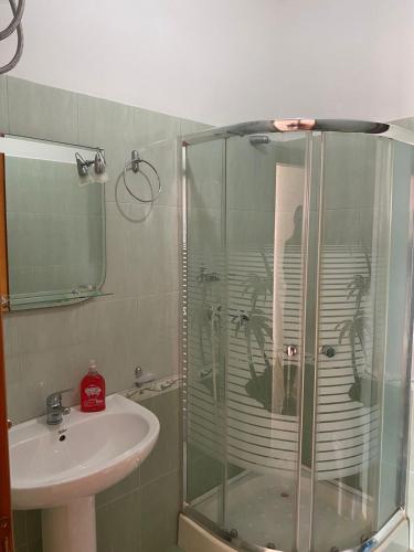 a bathroom with a shower and a sink at Villa Pams in Baks-Rrjoll