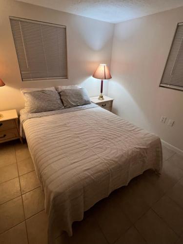 a bedroom with a bed and a lamp on a table at Small Cozy Home in Beverly Hills
