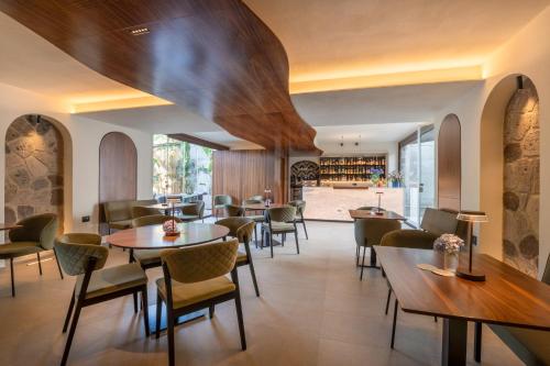 a restaurant with wooden ceilings and tables and chairs at Gargiulo Resort in Sant'Agnello