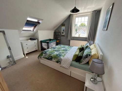 a bedroom with a bed and a window at Seaside Rentals Bournemouth - cosy 2BR, 4-6ppl, beach 5 min walk, park 2 cars, fast WiFi in Bournemouth