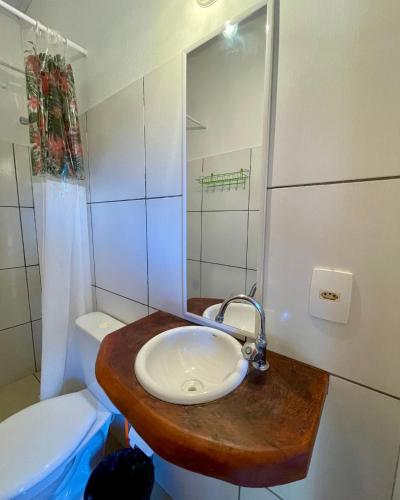 a bathroom with a sink and a toilet at Guava Hostel Serra Grande in Uruçuca