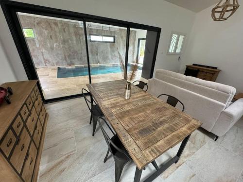 Πισίνα στο ή κοντά στο Émotion spa84 Appart piscine intérieur et jacuzzi