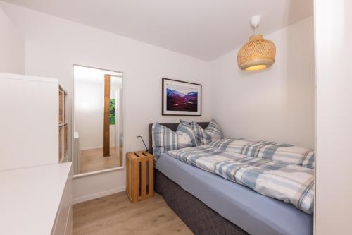 サンモリッツにあるApartment Tinus - Toplage in Sankt Moritz Dorfのベッドルーム(ベッド1台、鏡付)