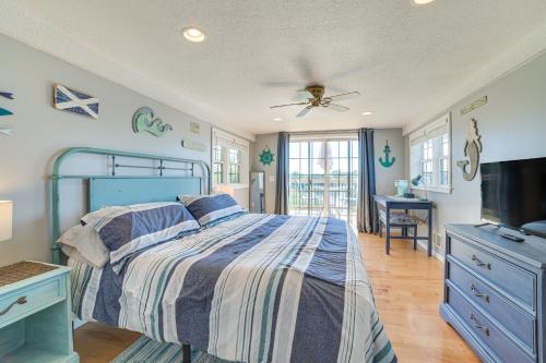 Katil atau katil-katil dalam bilik di Riverfront Cheboygan Home with Dock about 4 Mi to Town!