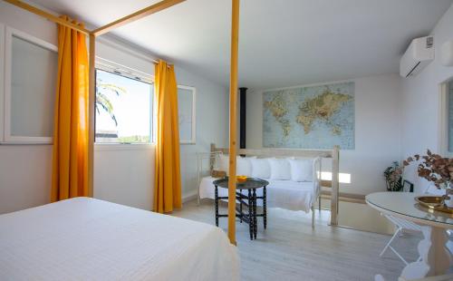 Un dormitorio con una cama, una mesa y un escritorio. en Casara Uno - Hermoso Loft en Playa Zahora, en Zahora