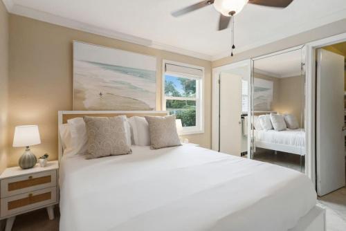 Ένα ή περισσότερα κρεβάτια σε δωμάτιο στο Heated Pool Steps from the Beach