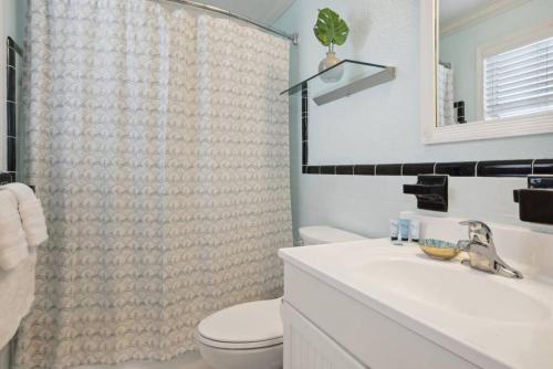 Ένα μπάνιο στο Heated Pool Steps from the Beach