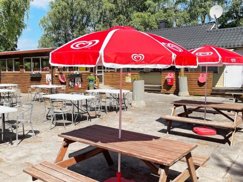 Ein Restaurant oder anderes Speiselokal in der Unterkunft 5 person holiday home in SÖLVESBORG 