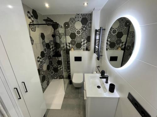 a bathroom with a sink and a toilet and a mirror at Alojamiento Los Sauces in Aguadulce