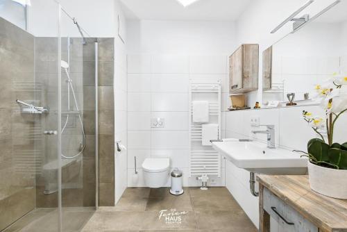 un bagno con doccia, lavandino e WC di DEIN Ostseeblick a Kappeln