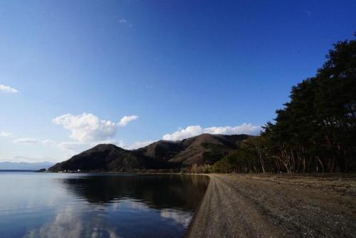 a dirt road next to a body of water at Roots Inawashiro Lake Area - Vacation STAY 29941v in Inawashiro