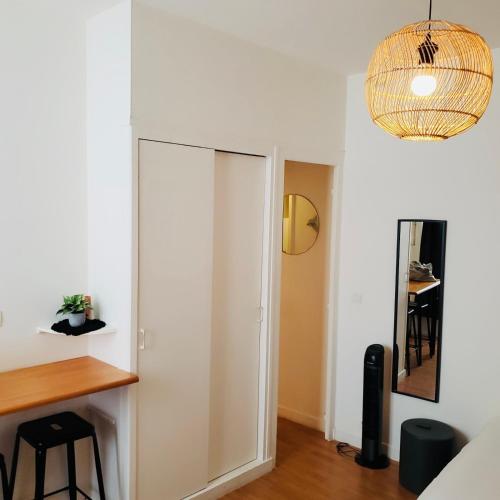 Cette chambre dispose d'un miroir et d'un couloir avec une table. dans l'établissement Le Studio du Port de La Rochelle RDC, à La Rochelle