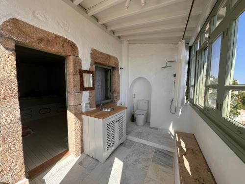 Ένα μπάνιο στο Siroco Deluxe House