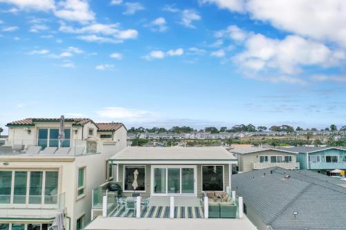 ニューポートビーチにある4805 Seashore Dr Bのバルコニーに女性がいる大きな白い家