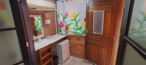 ein kleines Badezimmer mit Waschbecken und Spiegel in der Unterkunft Hospedagem Vila Rica - 500m do centro de Cunha SP in Cunha