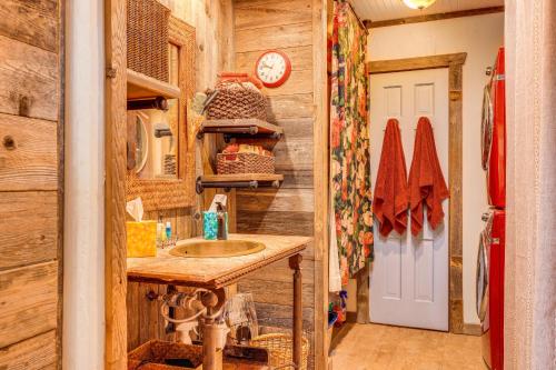 Gambar di galeri bagi Pet-Friendly Wimberley Cabin with Fire Pit and Hot Tub di Wimberley