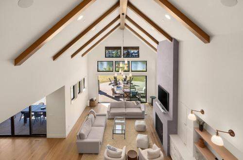 a living room with a vaulted ceiling and a large living room at Suncadia 5 Bdrm Custom Home, Perfect for Small Events in Cle Elum