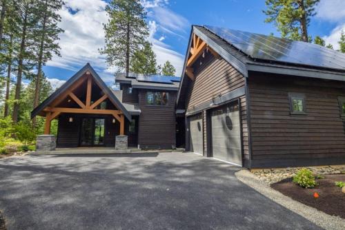 a house with a solar roof and a garage at Suncadia 6 Bdrm Pet Friendly Home Great for Large Families in Cle Elum