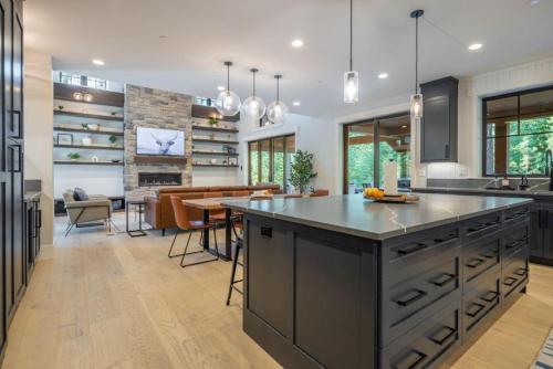a kitchen with a large island and a living room at Suncadia 6 Bdrm Pet Friendly Home Great for Large Families in Cle Elum