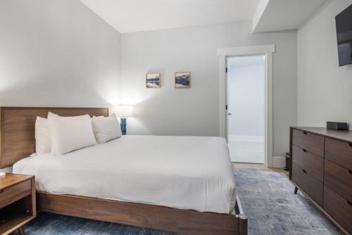 a bedroom with a large bed and a dresser at Suncadia 6 Bdrm Pet Friendly Home Great for Large Families in Cle Elum