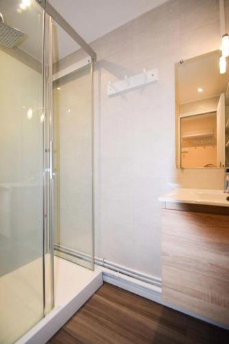 une salle de bain avec une douche, un lavabo et un comptoir dans l'établissement Résidence Le France - 3 pièces 6/7 pers - LE FRANCE - PLAGNE CENTRE MAE-9174, à Aime La Plagne