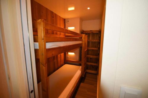 une chambre avec deux lits superposés dans une pièce dans l'établissement Résidence Le France - 3 pièces 6/7 pers - LE FRANCE - PLAGNE CENTRE MAE-9174, à Aime La Plagne