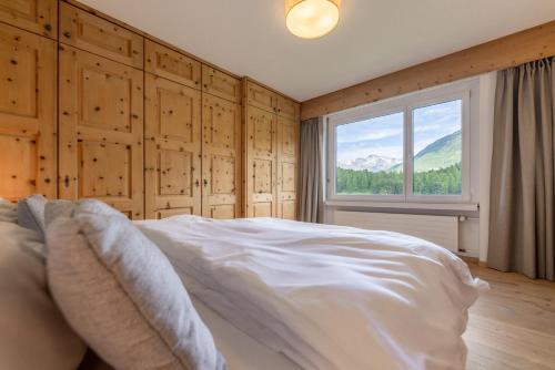 Postel nebo postele na pokoji v ubytování Cosy Apartment facing Piz Rosatsch